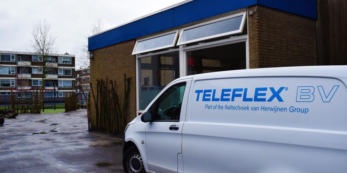 Teleflex, Teleflex Mechanische raambediening, Mechanische raambediening, Mechanische raamopener, natuurlijke ventilatie, Teleflex clearline, raambediening uitzetraam, raambediening binnenvalraam, bovenraamsluiting, bovenraamsluiting Teleflex, bovenraam bedienbaar maken